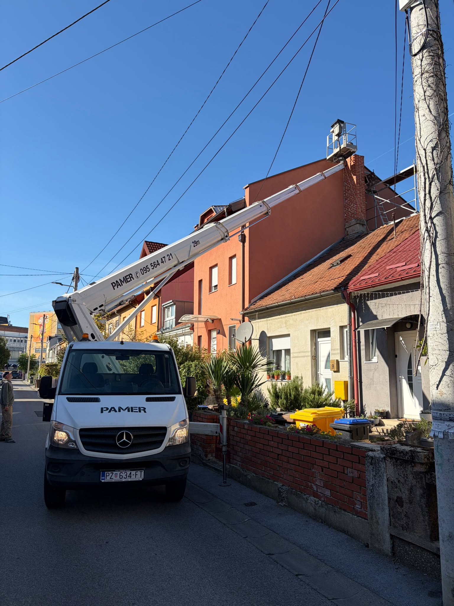 Ruthmann TB 290 postavljen uz kuću za pristup krovu